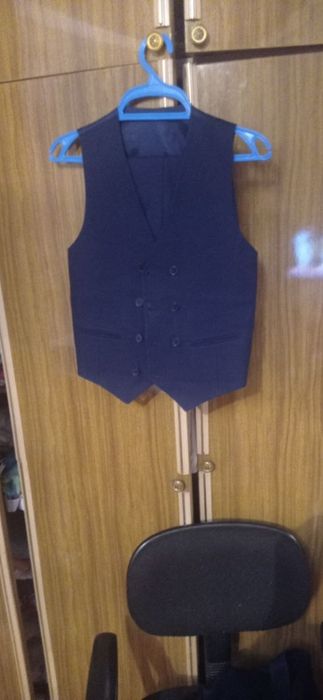 Продам детский костюм-тройка.