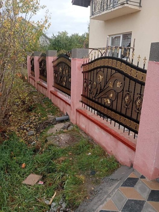 Porți, panouri de gard, balustrade, scări interioare și exterioare.