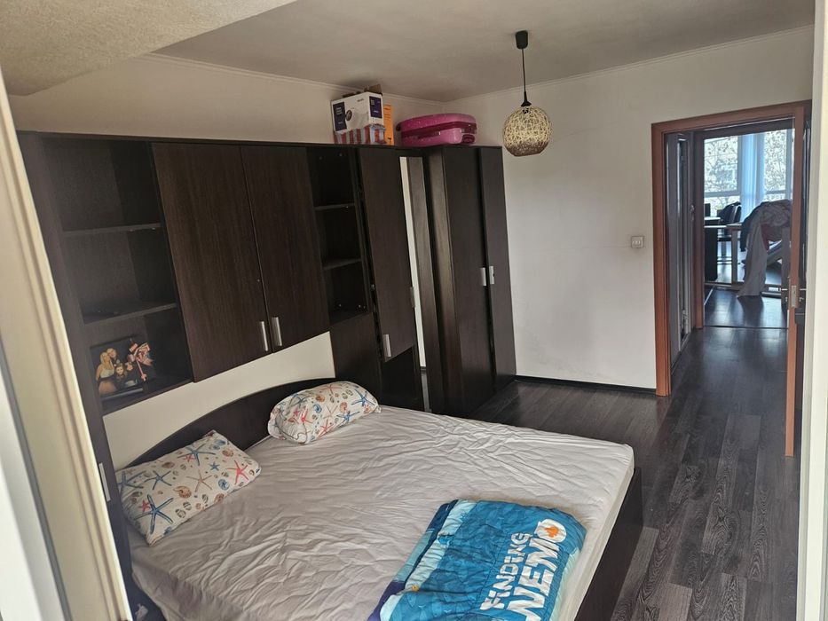 Спалня с матрак   с подвдигащ механизъм. Цена 500 лв+гардероб