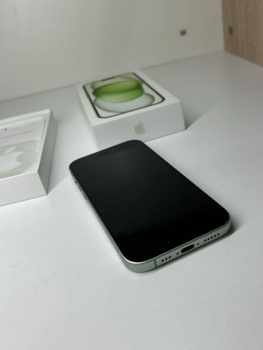 Iphone 15 green.