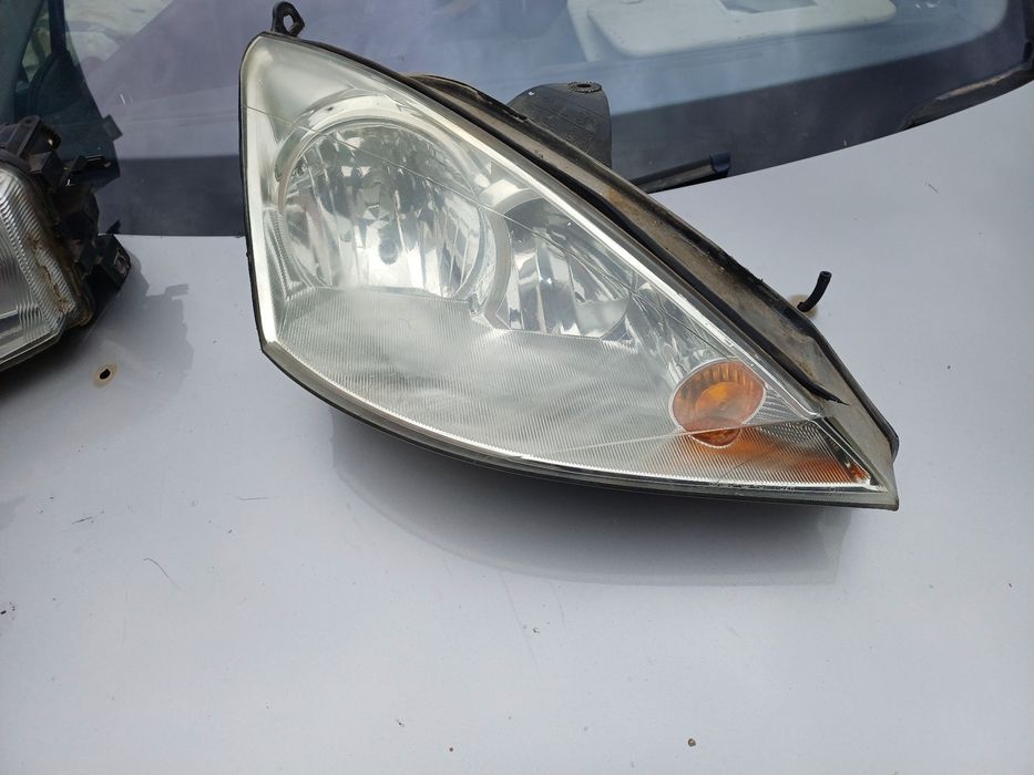 Десен фар за Форд фокус 2003 година