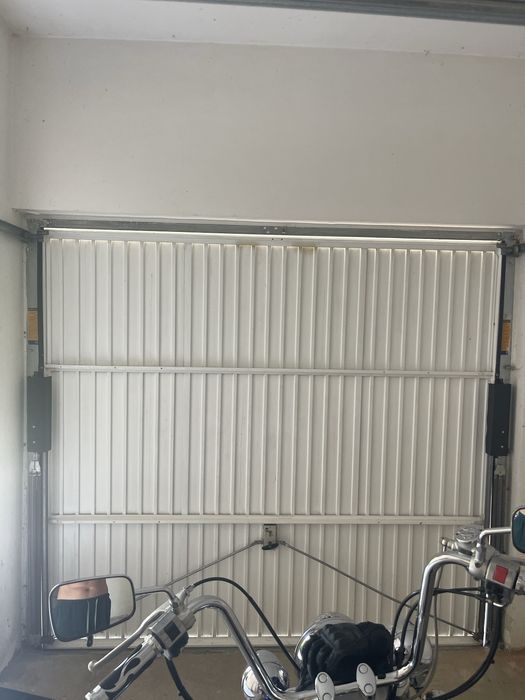 Usa de garaj latime 2,6 m inaltime 2,3 m , sh , manuala , cu incuiere