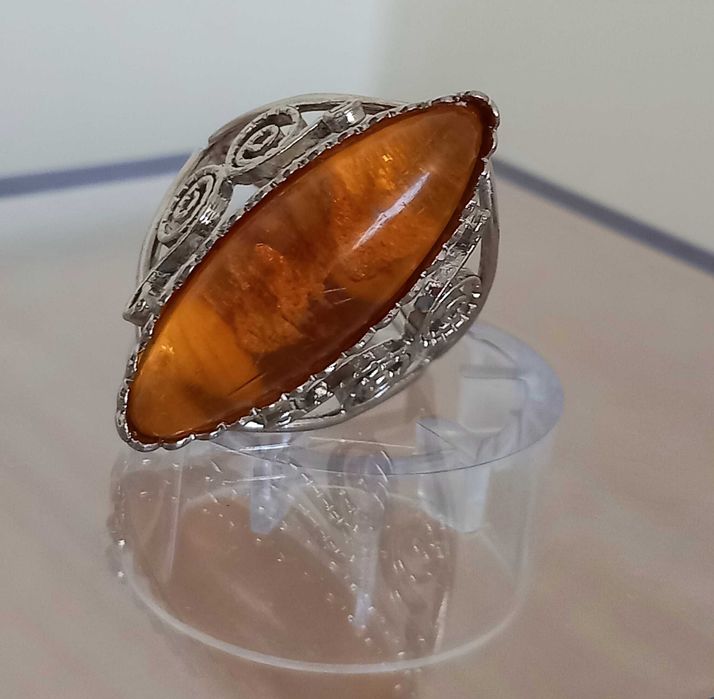 Дамски пръстен с кехлибар