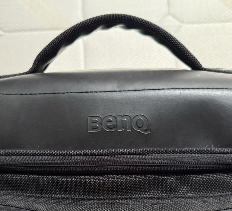 Proiector Benq MP620 si ecran de proiectie retractabil MovieLux Compac