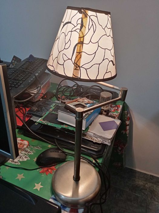 Veioza cu brat mobil