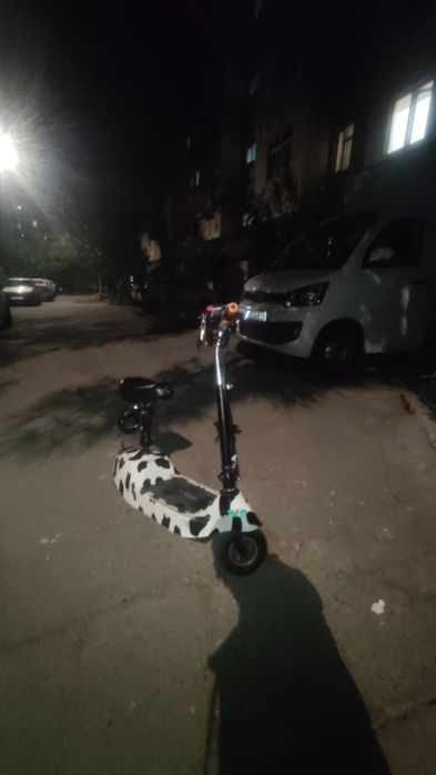 Скутер 20-25km/h . До 100 процентов 4 часа заряда. Хвотайт на 20km ход