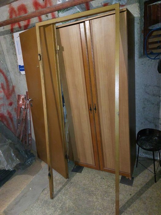 Метална входна врата