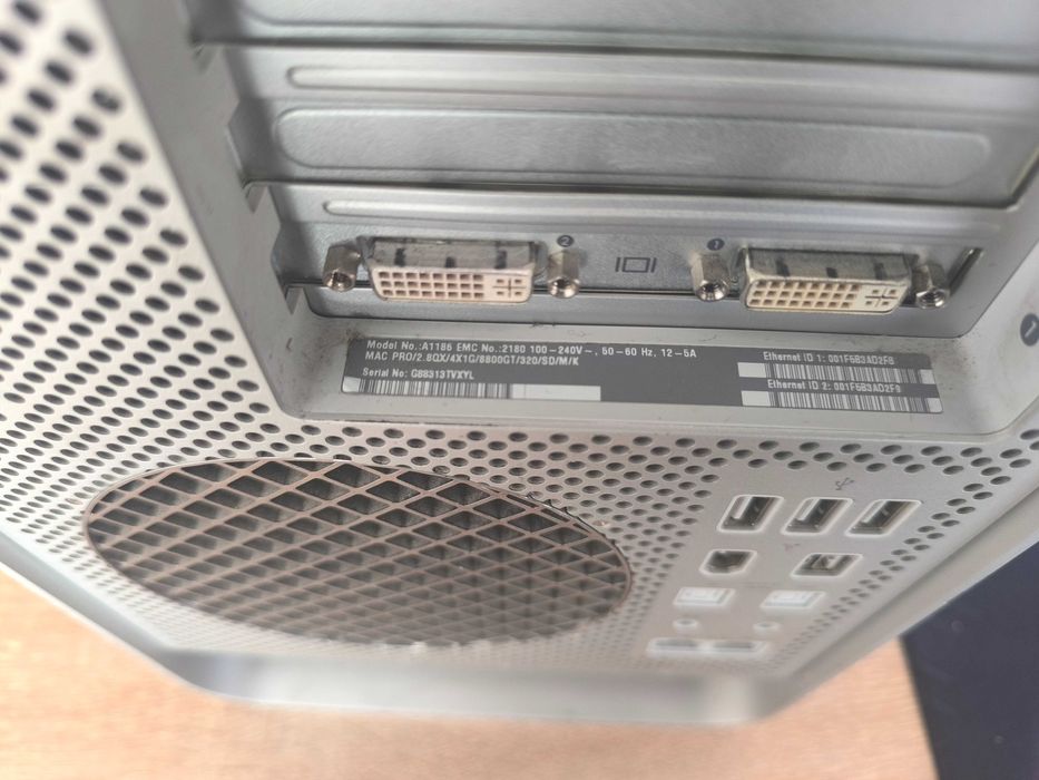 Apple Mac Pro A1186 - за части.