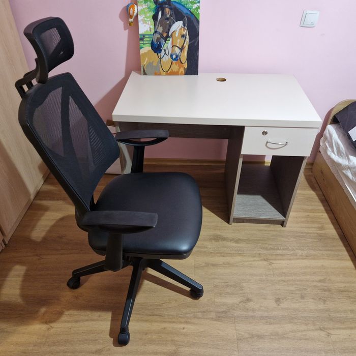 Продавам бюро, офис стол и шкаф комплект