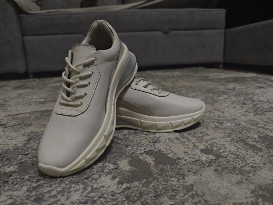 Кроссовки женские