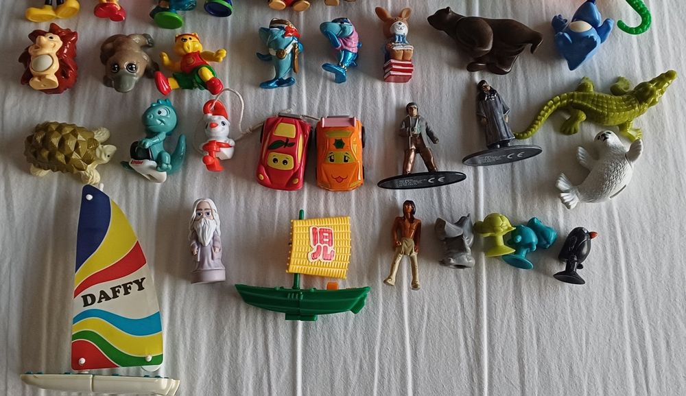 Lot Kinder vechi 51 figurine 3 soldati 5 masinute Eroi Pijamale Batman