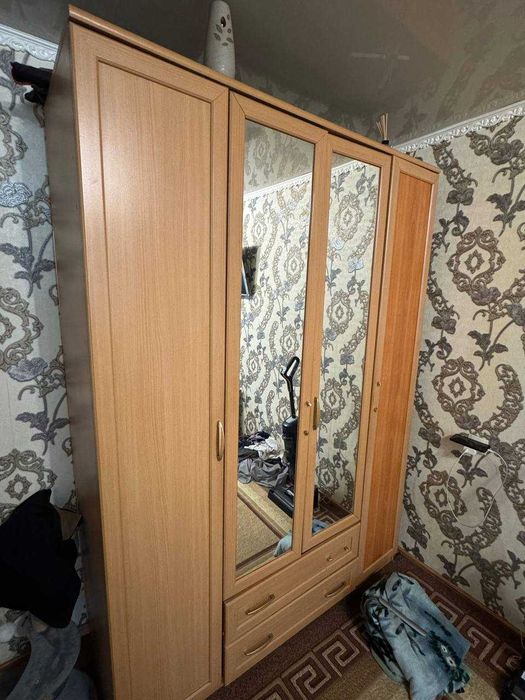 Большой шкаф с зеркалами