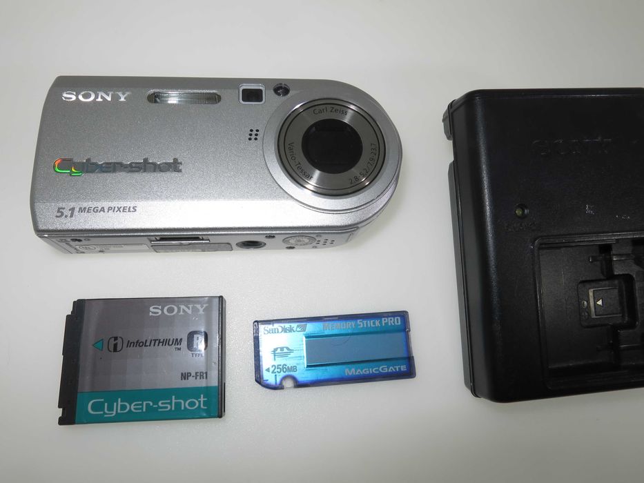 Sony Cyber-shot DSC-P100 ултра компактен цифров фотоапарат, легендарен дизайн един, цифрова камера, сътояние като НОВО работи отлично!