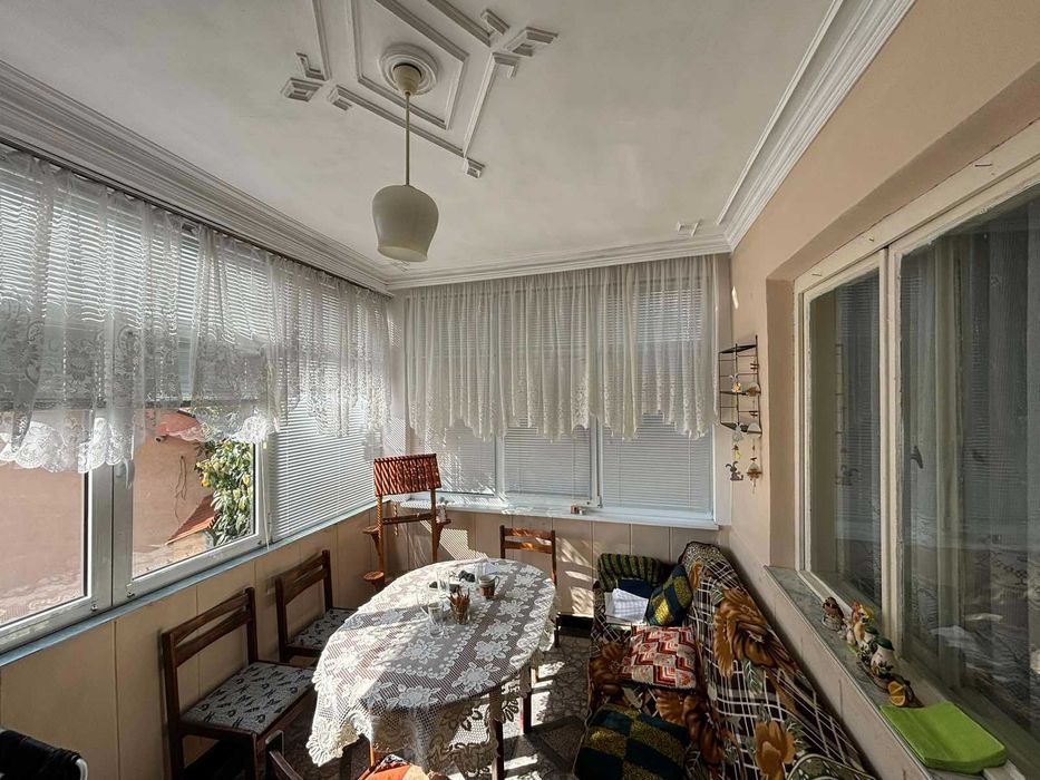 ЕТАЖ от КЪЩА с РЗП 120 кв.м, двор 150 кв.м, град Карлово