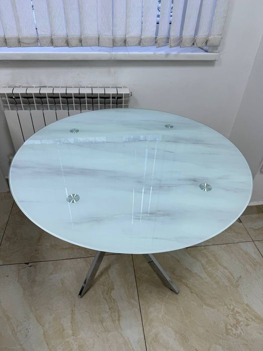 Продаётся стеклянный стол