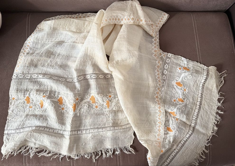 Maramă tradițională românească – veche, cusută manual