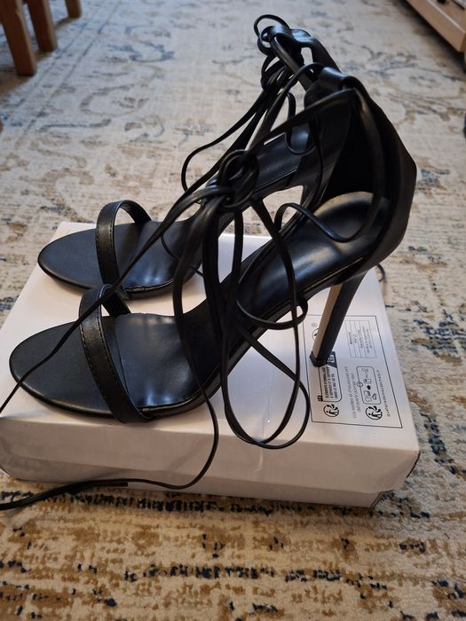 Vand sandale cu toc, noi, de 11cm mărime 42 merge si la marime 41.