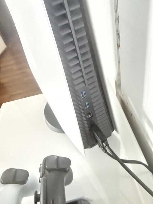 PS5 + 2 controllere DualSense  + stație de încărcare – stare foarte bună