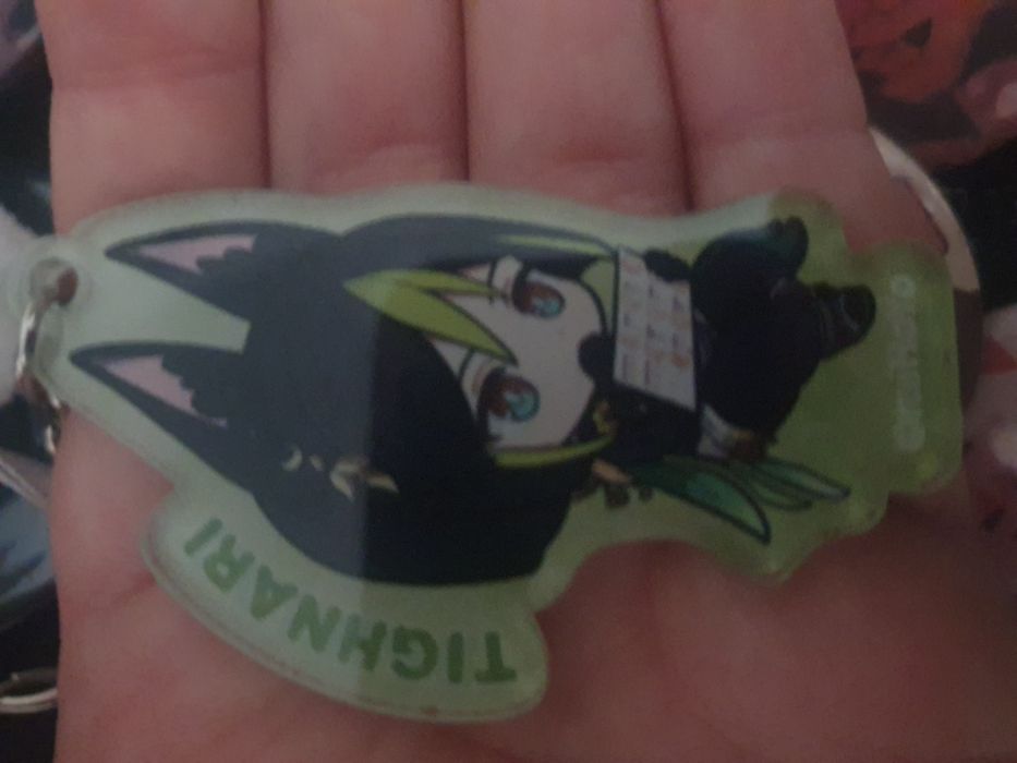 Продаю сумку (с значками)