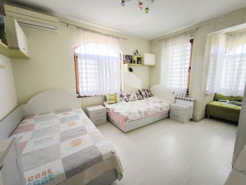 Дава се под наем Тристаен апартамент в Хасково, Център - 110 кв.м за 612 € - Снимка #11