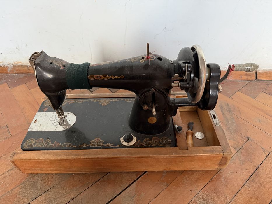 Ретро шевна машина с дървена кутия