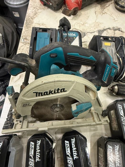 Makita 18V комплект – DHS680, 2 винтоверта, радио, батерии и зарядни