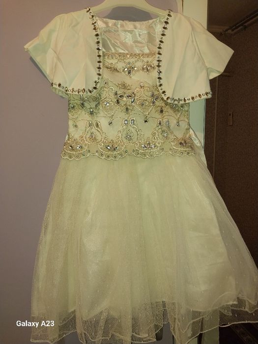 Продам платье на 5-8 лет