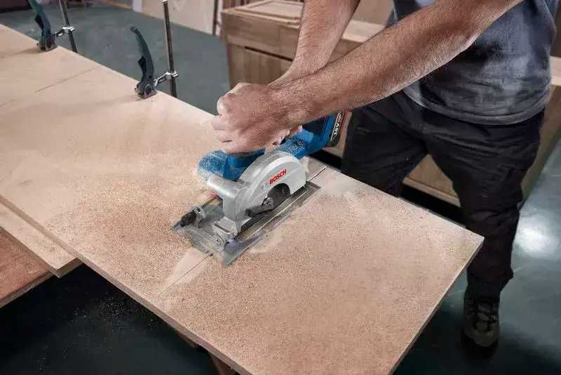 Акумулаторен ръчен циркуляр Bosch 18V GKS 18V-51 ,140 mm , без батерии и зарядно