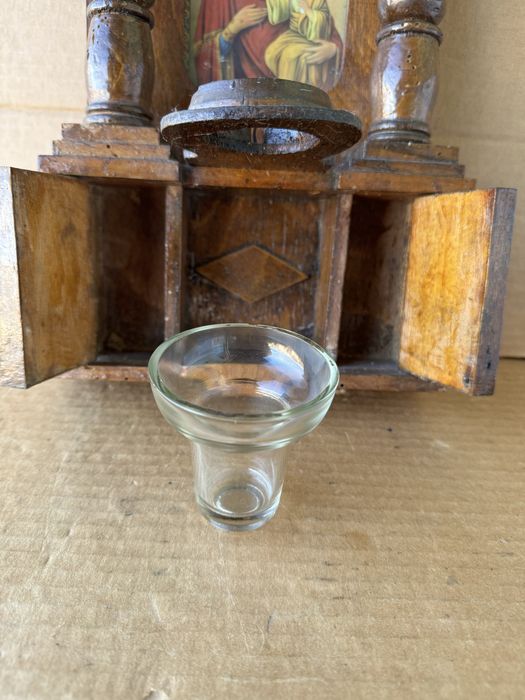 Дърворезба, старинен домашен иконостас с кандило , икона