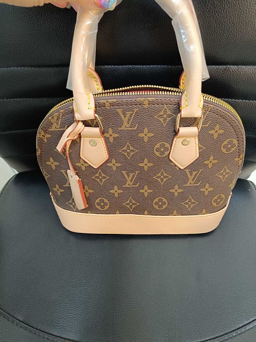 Дамска чанта на моден бранд.