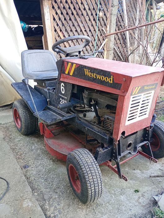 Tractor de gazon cu masa de cosire functionala