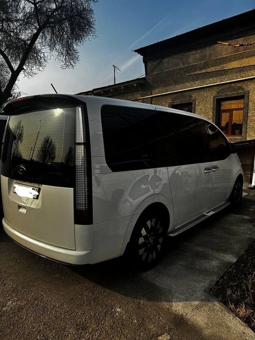 Hyundai Stariya Braun