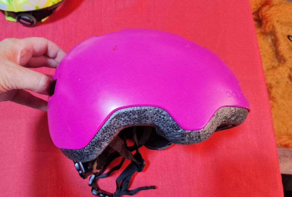 Продавам 2бр детски каски за глава