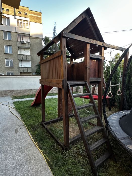 Дървена детска площадка