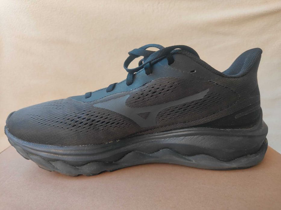 Маратонки NIKE   39 номер /40 номер Mizuno