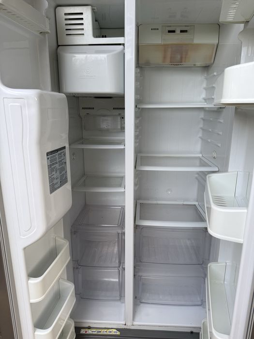 Продавам двокрилен  хладилник с фризер