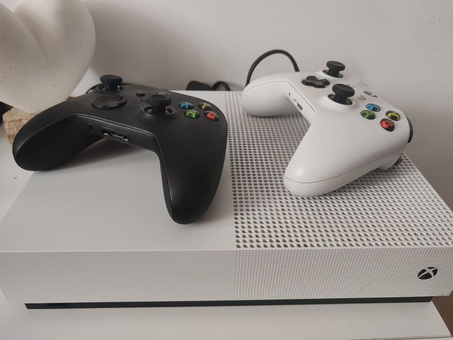 Vând Xbox One S  1TB