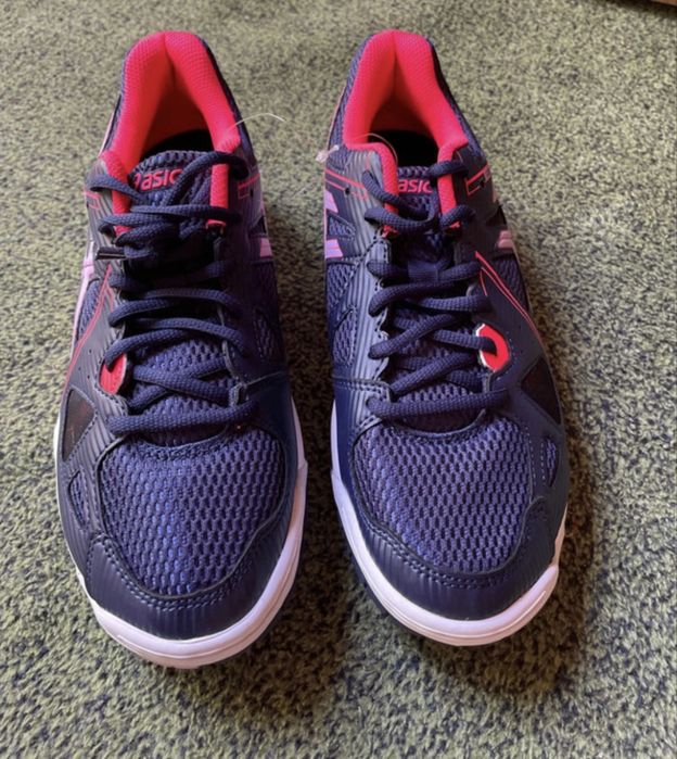 Adidasi Asics.