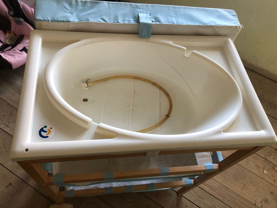 Masa de schimbat bebeluși cu vanita de spalat