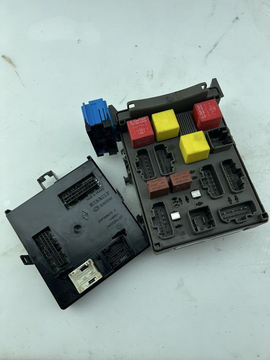 Renault Espace Mk 4 (2002-2014) modul de control electronic și cutie de siguranțe