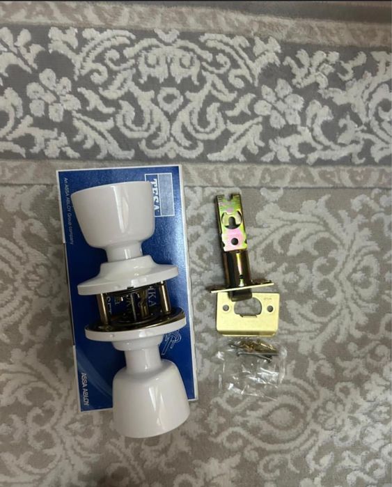 Дверные ручки белые