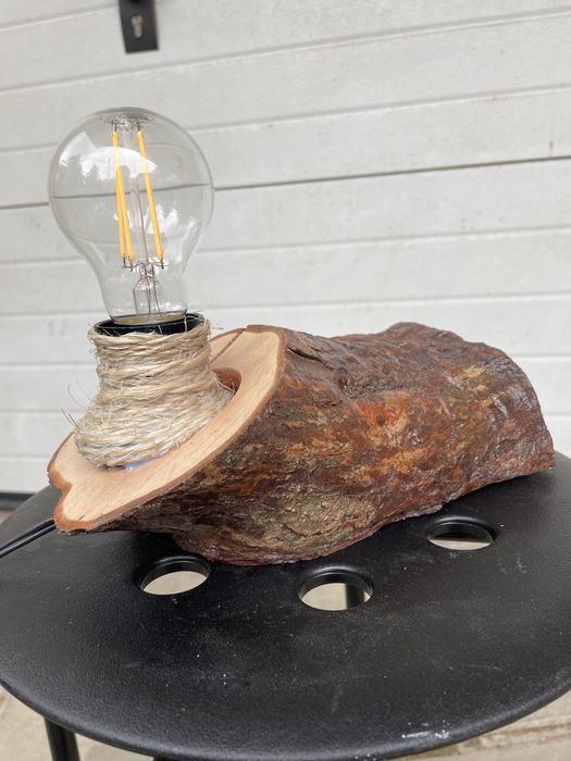 Настолна лампа от дърво