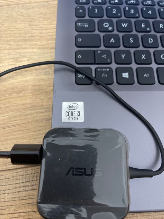 Laptop Asus VivoBook i3 Gen 10 ; 8 GB RAM ; SSD m2 256 GB
