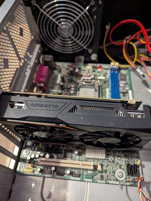 Процесор Intel i5-3470, дъно Intel  DH61CR, видео карта  Gigabyte 1050