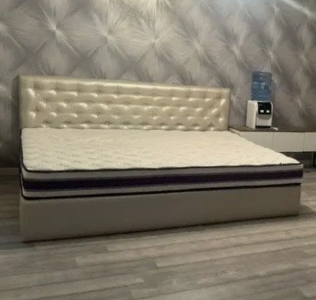 Кровать с матрацем