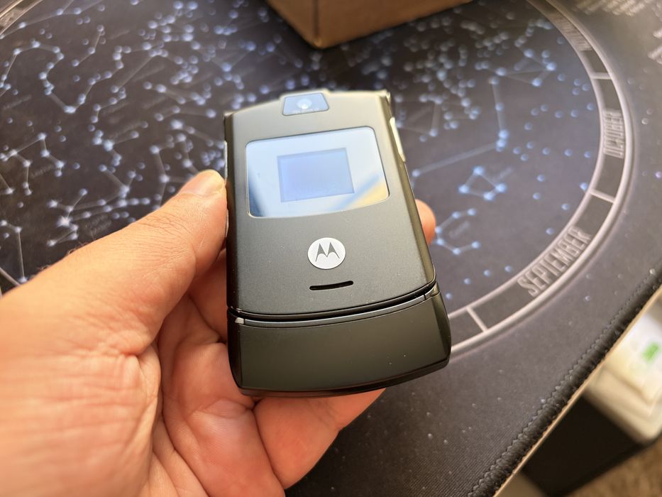Легендарна Motorola V3 – черна, отлично състояние