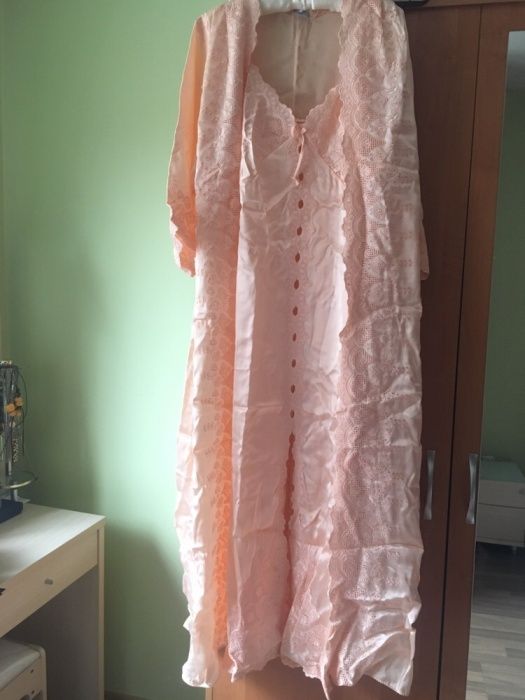 Сатенена дълга нощница с горна част