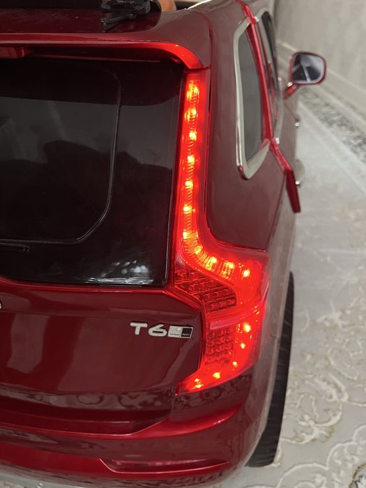 Машина с пультом управлением.