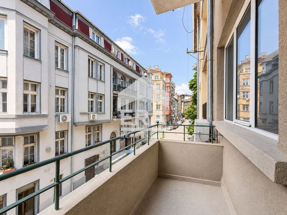 Дава се под наем Тристаен апартамент в София, Център - 130 кв.м за 900 € - Снимка #2