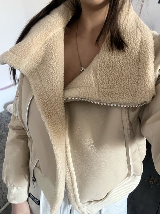 Дамско якенце бежаво